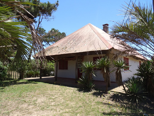 Alquiler De Casa En Punta Del Diablo 6 Dormitorios Para 12 Personas Con 2 Baños Y Parrillero