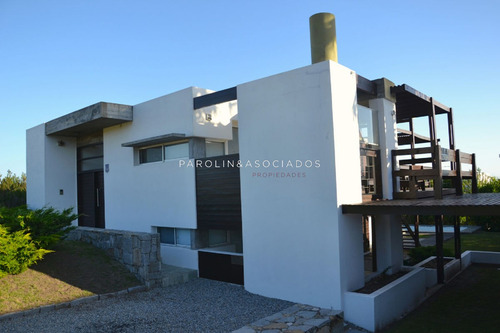 Jardin Con Piscina, Terraza Con Parrillero