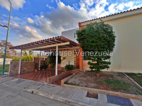 Fredxia Castillo Vende Comoda Y Amplia Casa En La Mora Cabudare # 25-18453