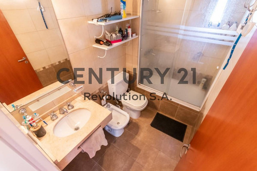 Imagen 10 de 16 de Vendo Departamento,2 Dormitorios Con Balcón Al Frente Y Cochera. Barrio Lourdes