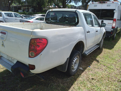 Imagen 4 de 11 de Mitsubishi L200 2015 2.4 Cabina Doble 4x2 Mt