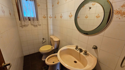 En Venta Chalet De 4 Ambientes Con Dependencia . Barrio San Carlos.