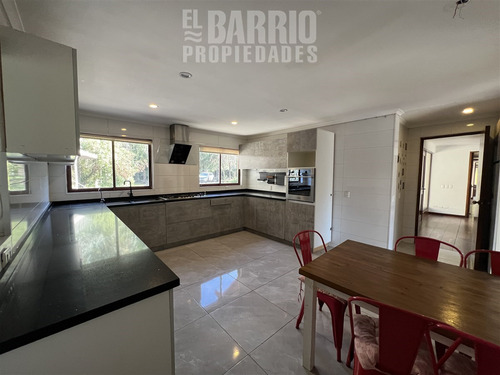 Casa En Venta En Chicureo, A Pasos Del Colegio Santa Cruz