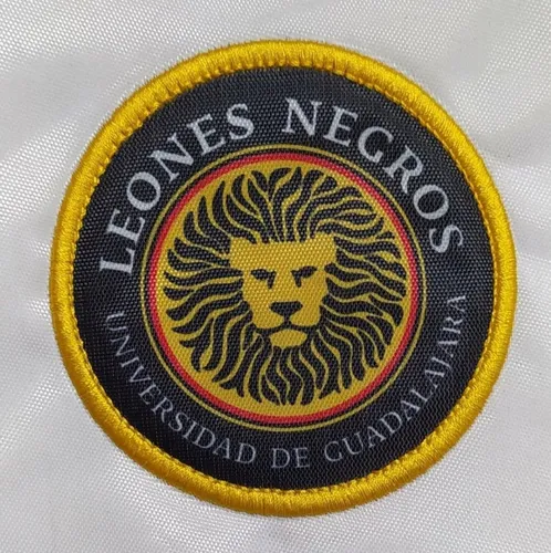 Playera tipo polo bordada con tu logo sale