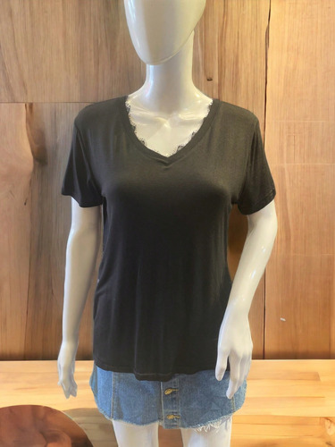 Camiseta Feminina V-neck Detalhes Em Renda No Decote Básica