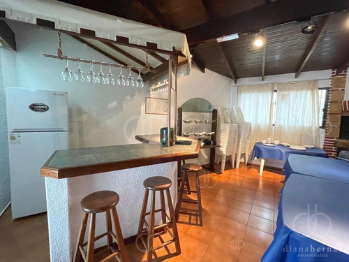 Imagen 12 de 14 de Apartamento En Venta A Una Cuadra Del Mar, Reciclado Y Con Parrillero Propio.