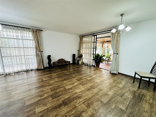 Casa En Venta De 5 Dorm. En Ñuñoa