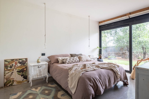 Casa Con Un Diseño Único Y Amplios Espacios