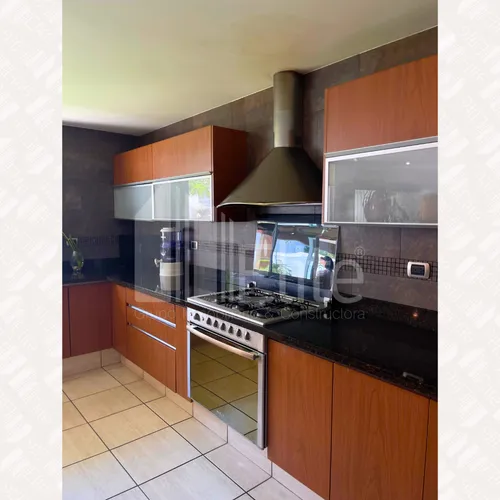 Casa En Venta Con Amplio Jardin En Cumbres Del Lago