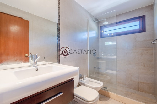 Espectacular Casa De Cinco Dormitorios Y Piscina En Venta - Playa Mansa- Ref: 2734