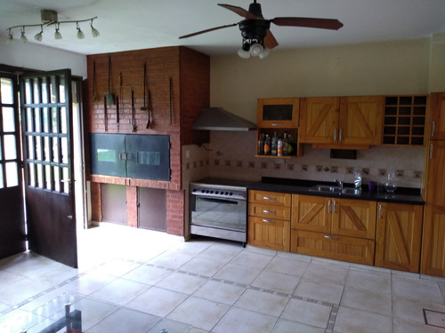 Casa En Venta 8 Ambientes En Ramos Mejia Con Pileta
