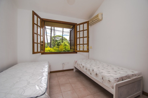 Casa En Barrio Córdoba Punta Del Este 4 Dormitorios, Pileta Y Parrillero Techado- Ref: 3550
