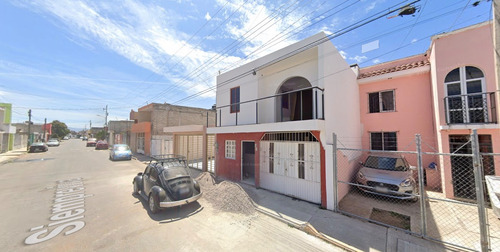 Casa En Venta De Dos Niveles, Ubicada En La Colonia Jacarandas Delegacion Tepic Nayarit