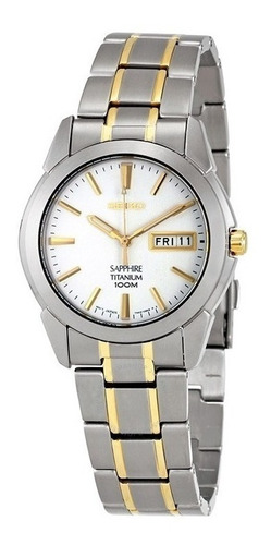 Reloj pulsera Seiko SGG733 con correa de titanio color plateado/dorado - fondo blanco - bisel plateado