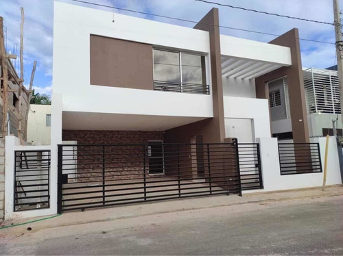 Casa Ubicada En El Residencial Las Orquideas, La Romana