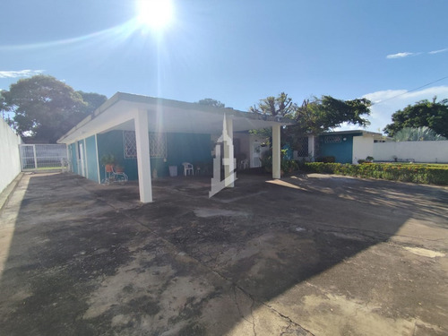 Casa Quinta En Calle Cerrada, Sector Campo B De Ferrominera