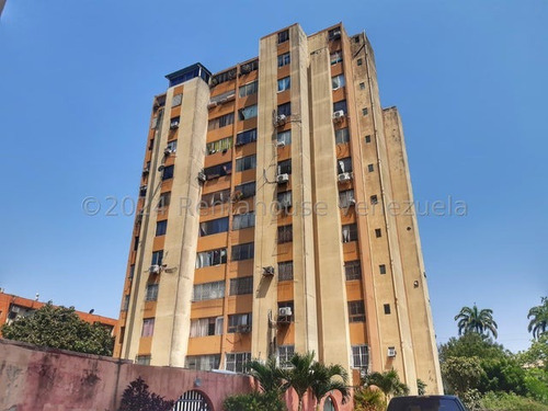 Renta House Vip Group Apartamentos En Venta En Barquisimeto Lara Oportunidad Única En El Corazón De La Ciudad! Este Increíble Apartamento De Más De 135 Mts2 Está Ubicado En Una Zona Estratégica