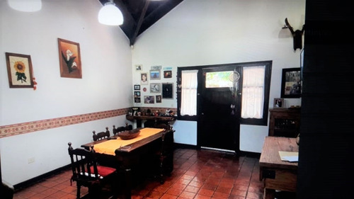 Imagen 7 de 17 de Venta De Chalet 4 Amb. Parque Leloir, Ituzaingo