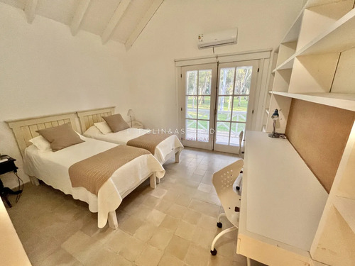 Casa En Venta De 3 Dormitorios En Barrio Privado, Laguna Blanca