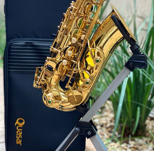 Saxofone Alto Em Eb - Laq. Dourado Quasar Qas100l
