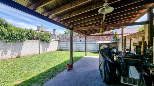 Casa 3 Ambientes Venta Lobos Con Jardin Y Quincho