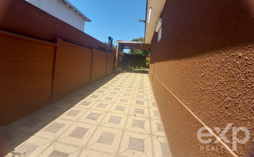 Casa En Venta De 4 Dorm. En Algarrobo