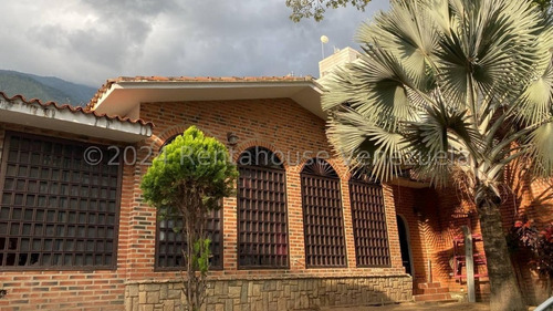 Hermosa Casa En Altamira, Con Dos Anexos Con Su Entrada Independiente. 10 Puestos.  24-19346