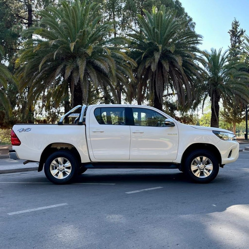 Imagen 5 de 10 de Toyota Hilux 2.8 C/d 4x4 Tdi Srv At6 177cv 2017