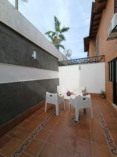 Cb.venta Tonwhouse Mañongo. Conj. Resd. Las Trinitarias.