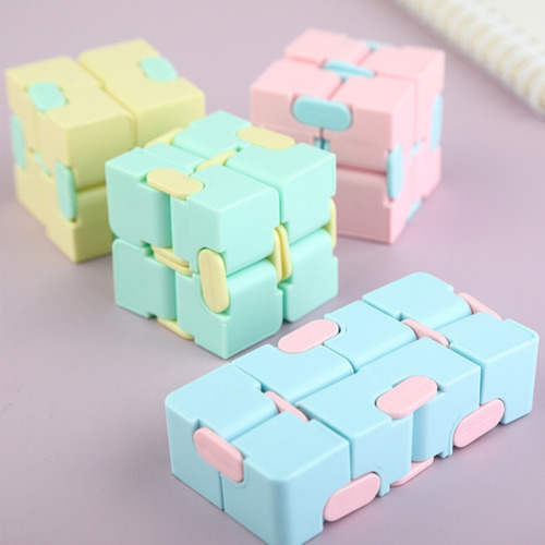 La Descompresión Del Cubo De Rubik De Puzzle Inspira Imagina