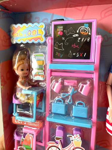 Imagen 6 de 6 de Fuqier Muñeca Articulada 30cm Maestra + Alumna Con Pizarra