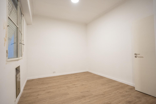 Departamento En Recoleta De 3 Ambientes Con Dependencia.