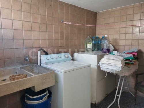 Casa En 2 Niveles Con Potencial Para Modernizar O Construir Un Gran Proyecto