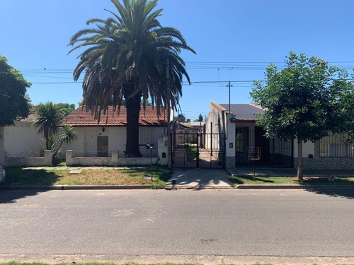 Cómoda Casa En Junín, Frente Boulevard Av. Libertad,
