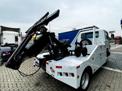Imagem 5 de 13 de Volkswagen Worker 8.160 4x2 2015 Guincho