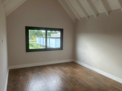 Casa En Venta - 5 Dormitorios 4 Baños - Cochera - 630mts2 - Mar Del Plata