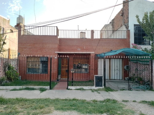 Casa En Venta - 3 Dormitorios 2 Baños - Cochera - 528mts2 - Gregorio De Laferrere, La Matanza