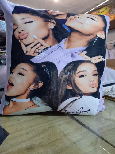 Cojin Ariana Grande 45x45cm De Moda Más Un Poster Incluido!