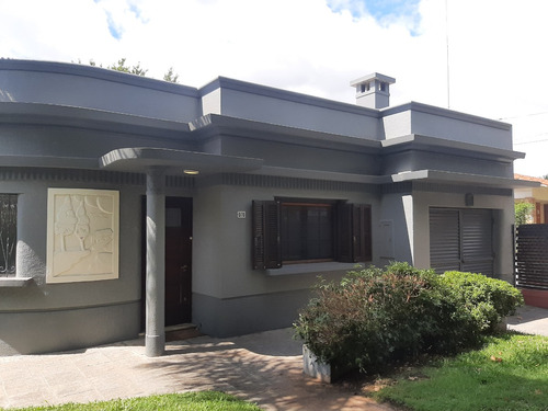 Alquiler Casa Dos Dormitorios, Dos Baños, Garaje Sobre Avenida Belloni.