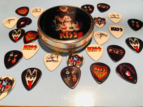 Imagen 1 de 2 de Kiss - 25 Púas + Lata De Regalo - Doble Faz - Mejor Grip
