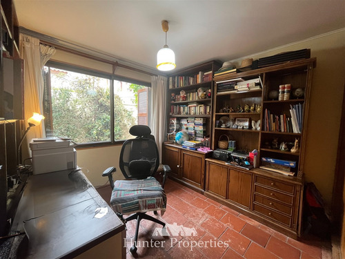Casa En Venta De 4 Dorm- 3 Baños. En La Reina