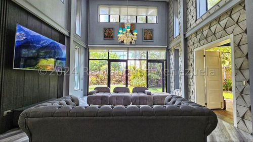 En Venta Impresionante Casa Ubicada En La Urbanización La Floresta 24-27529