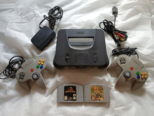 Nintendo 64 (consola + (2) Controles + (2) Juegos + Cables)