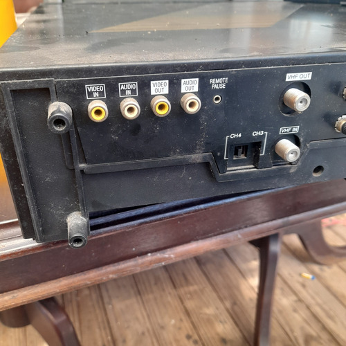 Imagem 10 de 10 de Videocassete Antigo Sanyo Vhr 2250 Mordendo Fita Com Control