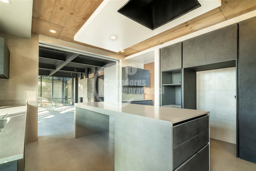 Casa En Venta De 6 Dorm. En Colina