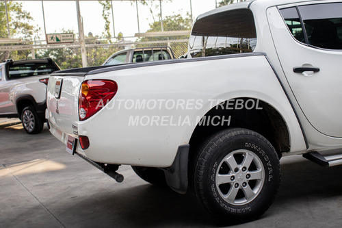 Mitsubishi L200 2.4 Cabina Doble 4x2 Mt
