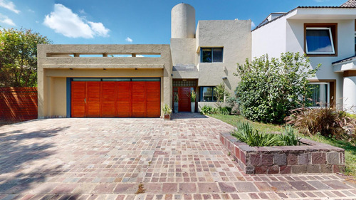 Venta Casa 4 Dormitorios 4 Baños / Pileta B. Jardin Claret