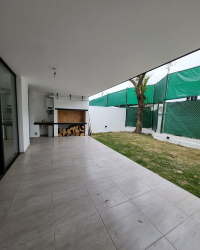 Imagen 3 de 21 de Duplex En Venta De 3 Dormitorios, Galeria Cubierta Con Asador, Cochera Doble