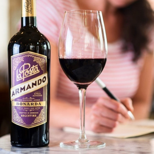 Imagen 4 de 10 de Vino La Posta Armando Bonarda Caja X 6 X 750ml.