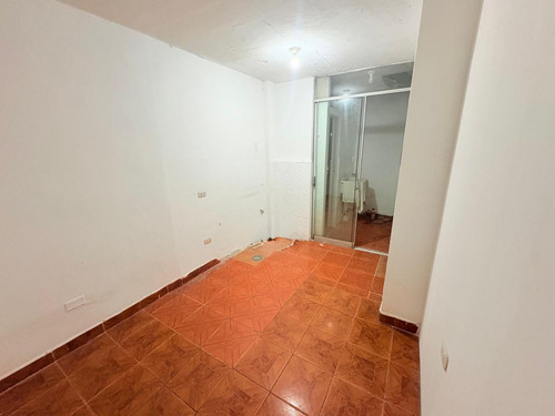 Alquilo 1er Piso Ideal Para Departamento, Oficina O Almacen A Dos Cuadras Del Ovalo Santa Anita